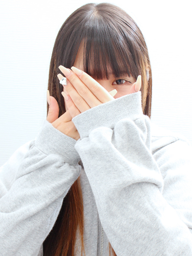 にっこりと微笑みかける笑顔に思わずキュンとする事間違いなしです♪【みいな】ちゃん